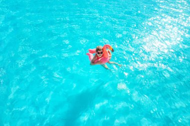 Çocuk yüzüyor ve havuza dalıyor. Seçici odaklanma. Çocuk.