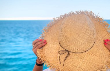 Denizde şapkalı bir kadın. Seçici odaklanma. Kız.