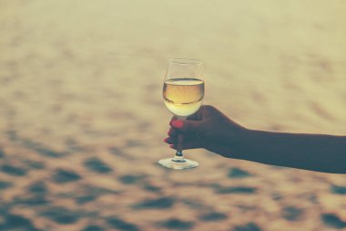 Deniz kenarında şarap iç. Seçici odaklanma. Doğa