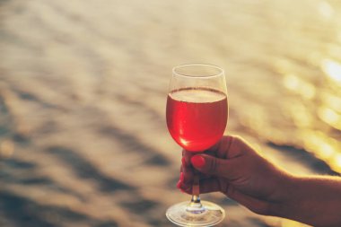 Deniz kenarında şarap iç. Seçici odaklanma. Doğa