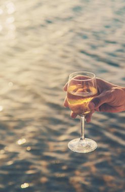 Deniz kenarında şarap iç. Seçici odaklanma. Doğa