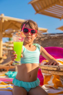 Denizde bir çocuk kokteyl içer. Seçici odaklanma. Çocuk.