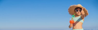 Denizde bir çocuk kokteyl içer. Seçici odak.