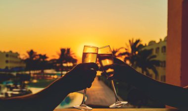 Deniz kenarında şarap iç. Seçici odaklanma. yiyecek.