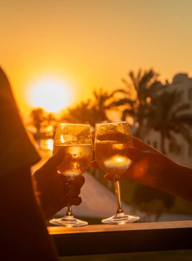 Deniz kenarında şarap iç. Seçici odaklanma. yiyecek.