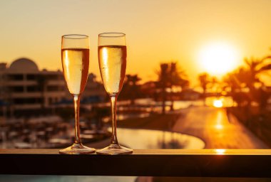 Deniz kenarında şarap iç. Seçici odaklanma. yiyecek.