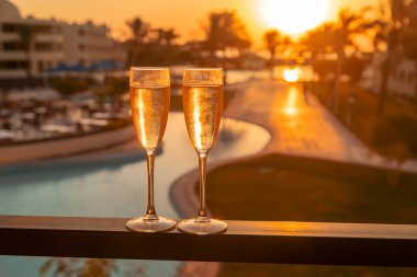 Deniz kenarında şarap iç. Seçici odaklanma. yiyecek.