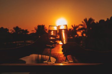 Deniz kenarında şarap iç. Seçici odaklanma. yiyecek.