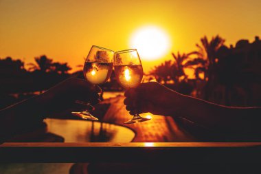 Deniz kenarında şarap iç. Seçici odaklanma. yiyecek.