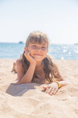 Çocuk denizde yüzüyordu. Seçici odaklanma. Çocuk.