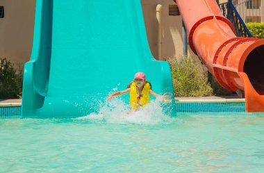 Su parkında bir çocuk. Seçici odaklanma. Çocuk.