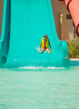 Su parkında bir çocuk. Seçici odaklanma. Çocuk.