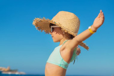 Denizde bir çocuk kızdır. Seçici odaklanma. Çocuk.