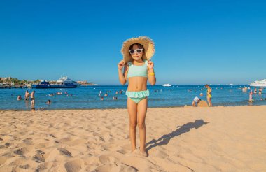 Denizde bir çocuk kızdır. Seçici odaklanma. Çocuk.