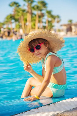 Çocuk yüzüyor ve havuza dalıyor. Seçici odaklanma. Çocuk.