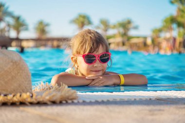 Çocuk yüzüyor ve havuza dalıyor. Seçici odaklanma. Çocuk.