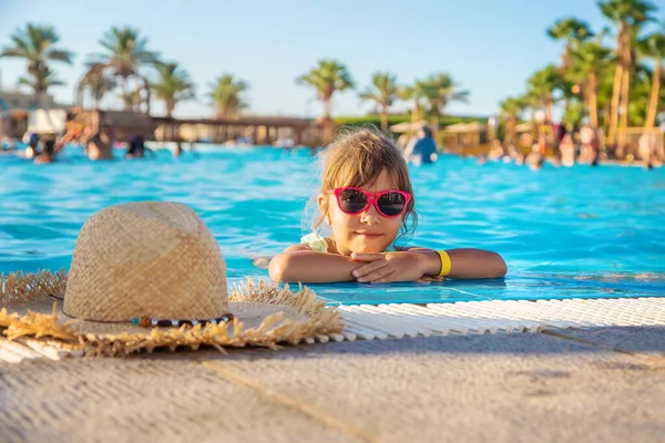 Çocuk yüzüyor ve havuza dalıyor. Seçici odaklanma. Çocuk.