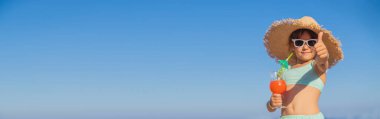 Denizde bir çocuk kokteyl içer. Seçici odak.