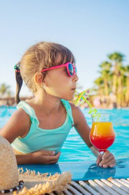 Denizde bir çocuk kokteyl içer. Seçici odaklanma. Çocuk.