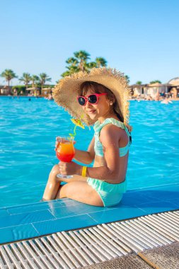 Denizde bir çocuk kokteyl içer. Seçici odaklanma. Çocuk.