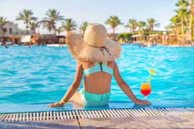 Denizde bir çocuk kokteyl içer. Seçici odaklanma. Çocuk.