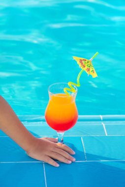 Denizde bir çocuk kokteyl içer. Seçici odaklanma. Çocuk.