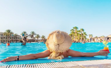 Bir kadının ellerinde kokteyl. Seçici odaklanma. Yiyecek..