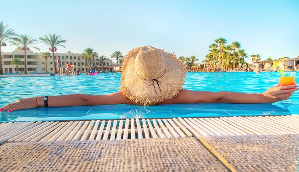 Bir kadının ellerinde kokteyl. Seçici odaklanma. Yiyecek..