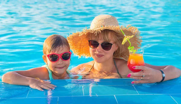 Bir kadının ellerinde kokteyl. Seçici odaklanma. Yiyecek..