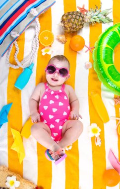 Bir kız çocuğu cildine güneş kremi sürer. Seçici odaklanma. Çocuk.