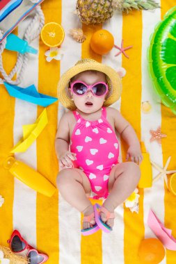 Denizde plaj havlusundaki bebek. Seçici odaklanma. Çocuk.