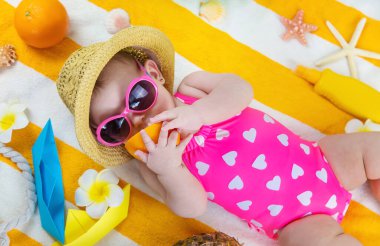 Denizde plaj havlusundaki bebek. Seçici odaklanma. Çocuk.