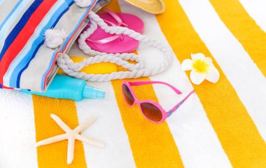 Rahatlama aksesuarlı plaj havlusu. Seçici odaklanma. Deniz.