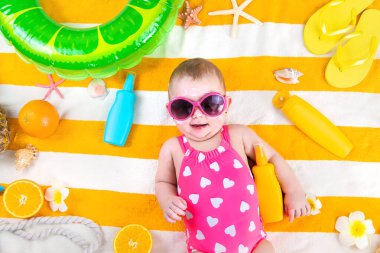 Bir kız çocuğu cildine güneş kremi sürer. Seçici odaklanma. Çocuk.