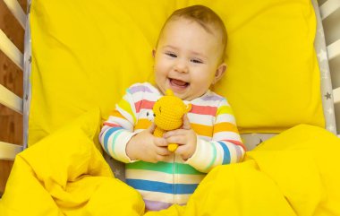 Bebek beşiğinde yatar. Seçici odaklanma. Çocuk.