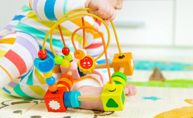 Bebek eğitici bir oyuncakla oynuyor. Seçici odaklanma. Çocuk.