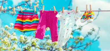 Bebek kıyafetleri sokakta kuruyor. Seçici odaklanma. Doğa.