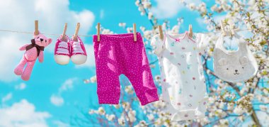 Bebek kıyafetleri sokakta kuruyor. Seçici odaklanma. Doğa.