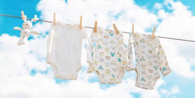 Bebek kıyafetleri sokakta kuruyor. Seçici odaklanma. Doğa.