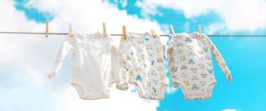 Bebek kıyafetleri sokakta kuruyor. Seçici odaklanma. Doğa.