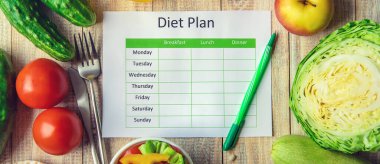 Haftalık diyet planı. Düzgün beslenme kavramı. Seçici odaklanma. Doğa.