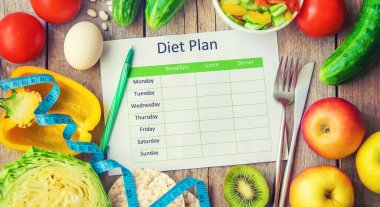 Haftalık diyet planı. Düzgün beslenme kavramı. Seçici odaklanma. Doğa.