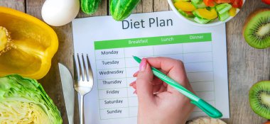 Haftalık diyet planı. Düzgün beslenme kavramı. Seçici odaklanma. Doğa.