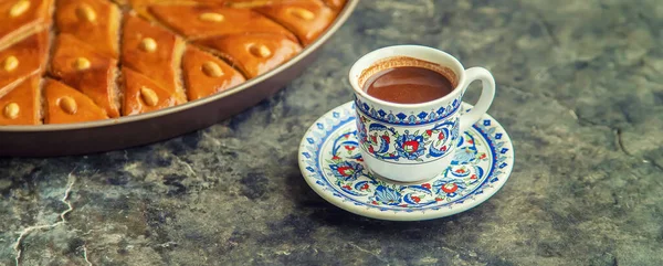 Bir fincan Türk kahvesi ve baklava. Seçici odaklanma. İç..