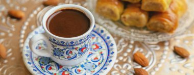 Bir fincan Türk kahvesi ve baklava. Seçici odaklanma. İç..