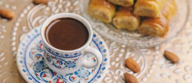Bir fincan Türk kahvesi ve baklava. Seçici odaklanma. İç..