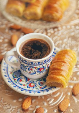 Bir fincan Türk kahvesi ve baklava. Seçici odaklanma. İç..