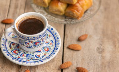 Bir fincan Türk kahvesi ve baklava. Seçici odaklanma. İç..