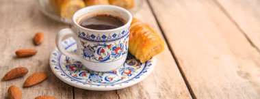 Bir fincan Türk kahvesi ve baklava. Seçici odaklanma. İç..