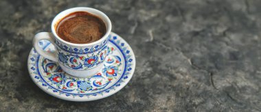 Bir fincan Türk kahvesi. Seçici odaklanma. İç..